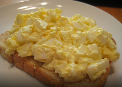 Egy könnyű tojáskrém - pirítóssal nagyon finom!